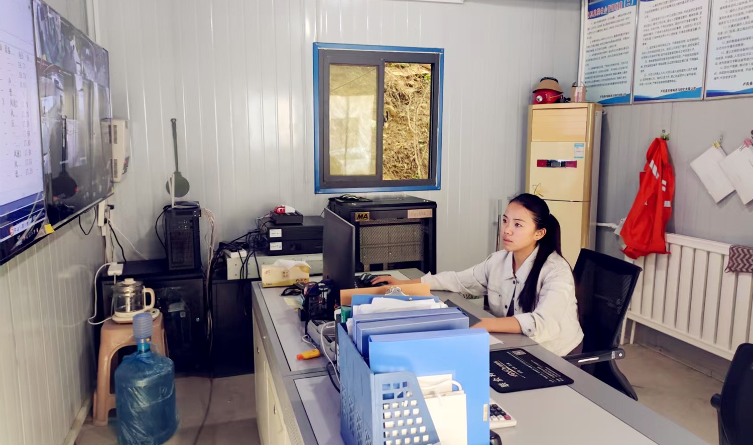 堅(jiān)守安全防線，綻放巾幗風(fēng)采｜記西溝鐵礦安全監(jiān)控員黃春玲